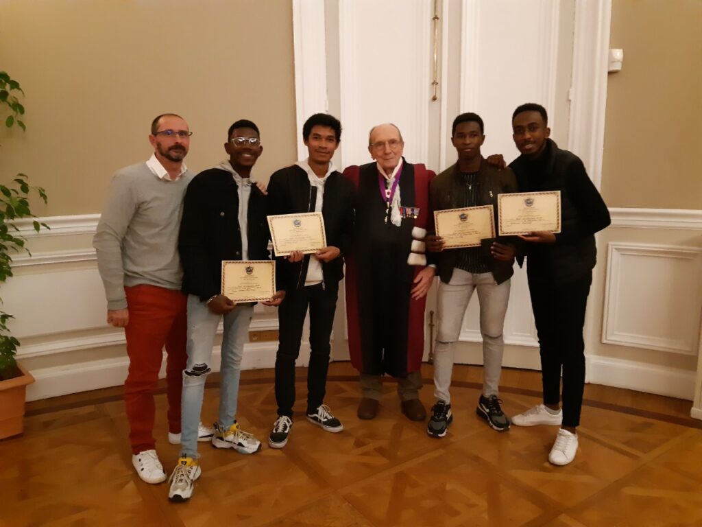 Cinq stagiaires de l’E2C Marseille récompensés par l’Académie des Sciences, Lettres et Arts pour leur projet de permaculture.