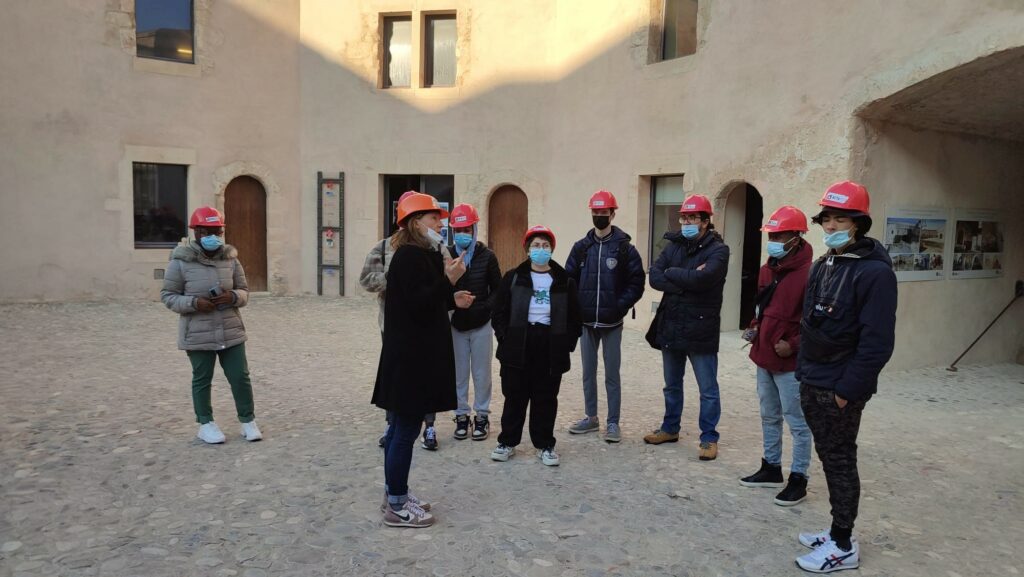 Plusieurs groupes de stagiaires de l'E2C Marseille visitent le Fort Saint-Jean avec ACTA VISTA